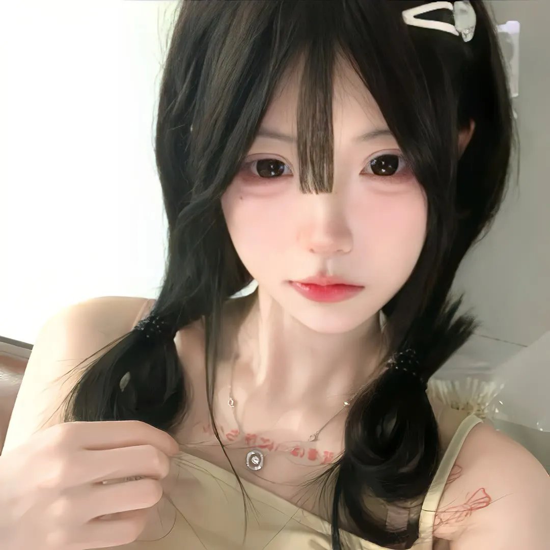 窗中女孩